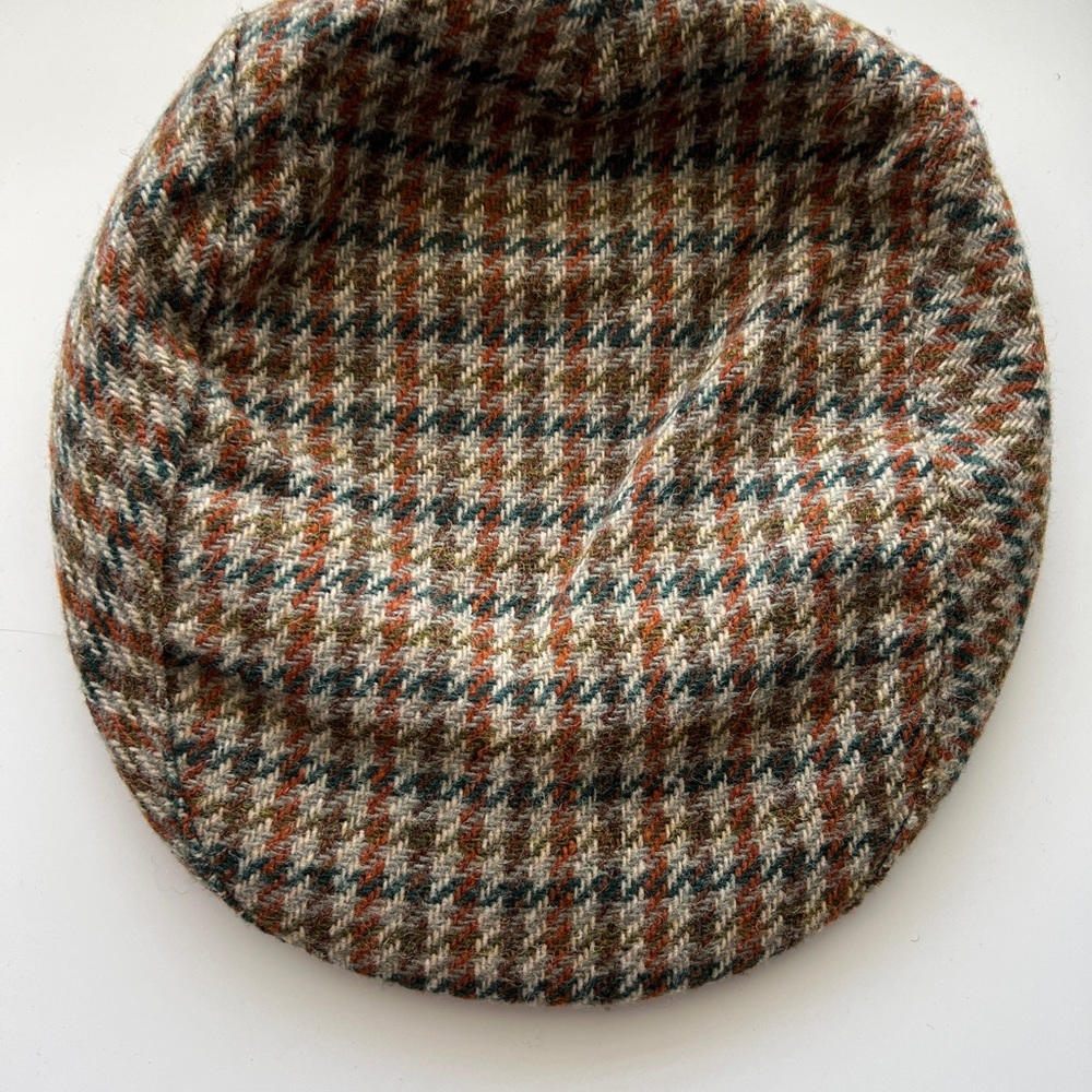 Neutral houndstooth flat cap